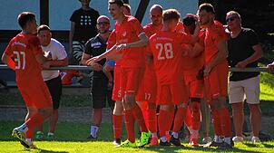 Jubel bei den Spielern des FC Pfaffenweiler. Hier beglückwünschen sie Jallow Saja (2. von rechts) nach dessen Treffer zum 4:3 gegen ...