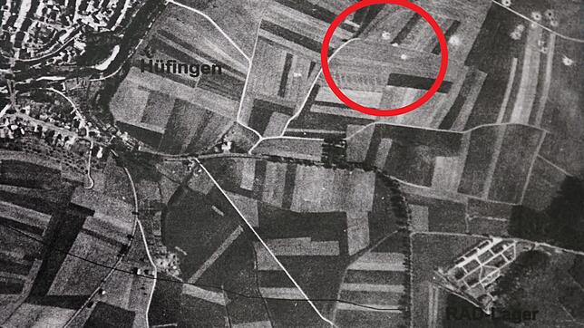 Hüfingen 1945, aufgenommen aus etwa 1000 Metern Höhe am 20. Juni, nach der Bombardierung eines Feldflugplatzes kurz vor Kriegsende. Die ...