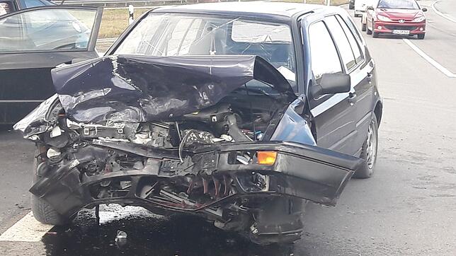 Das Verursacher-Fahrzeug bei dem Unfall auf der B 27 bei Blumberg-Riedböhringen wurde völlig demoliert.
