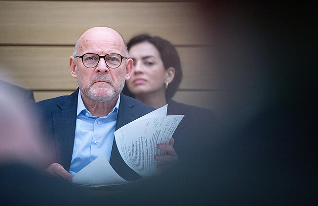 Winfried Hermann muss sich bei der Landtagsdebatte einiges anhören.