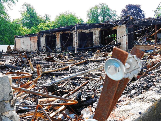 Kein Stein auf dem anderen: Aktuell laufen die Auswertungen, wie hoch die Asbestbelastung der Brandruine ist.