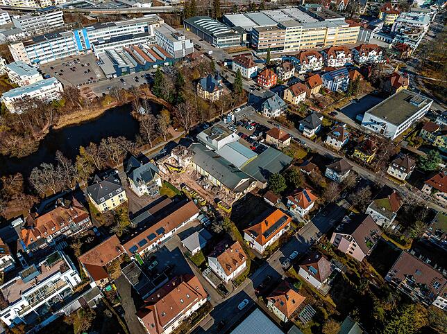 Die Neubauten entstehen genau gegenüber dem Villinger Eisweiher.
