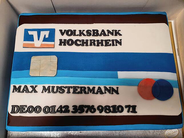 Projektsteuerer Harry Messinger hatte für die Volksbank-Vorstände eine Torte im Scheckkarten-Design mitgebracht.