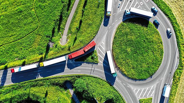 Lastwagen stauen sich regelmäßig auf der Bundesstraße 34.