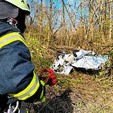 Ein Feuerwehrmann an der Absturzstelle des Flugzeugs, das im Naturschutzgebiet Göldern verunglückte.