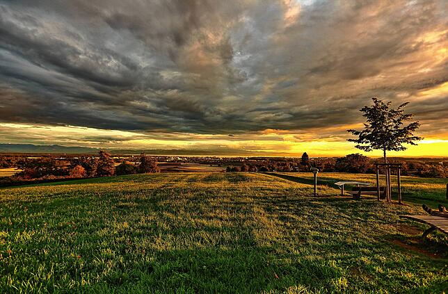 Ein Ausblick vom Feinsten gab es auf dem Haldenberg in Friedrichshafen-Ailingen. Die Sonne und die Wolken wechselten ihren Einfluss auf ...