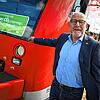 Landesverkehrsminister Winfried Hermann steht im September 2022 in Aulendorf neben dem Regionalzug, der als bundesweit erster mit ...