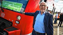 Landesverkehrsminister Winfried Hermann steht im September 2022 in Aulendorf neben dem Regionalzug, der als bundesweit erster mit ...