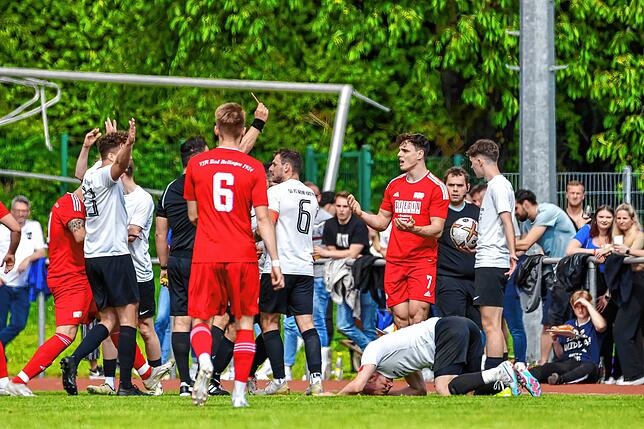 Kein Pardon: Nach einem Foulspiel gegen Alexander Rebis (am Boden) kassierte Torjäger Tim Siegin (Zweiter von rechts) vom VfR Bad ...