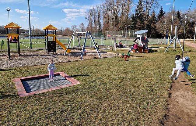 Neben den üblichen Spielgeräten kommt vor allen Dingen die Seilbahn für rasante Fahrten sehr gut bei den jungen Spielplatz-Besuchern in ...