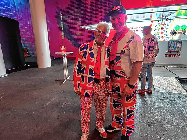 Bild 10: ESC-Fans feiern am Dienstag in Basel