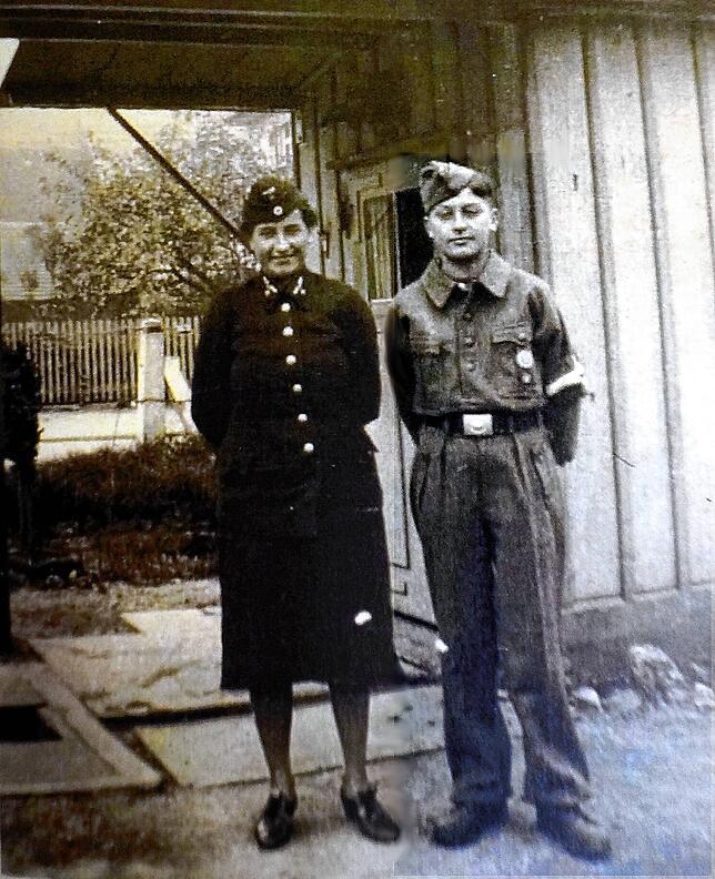 Hans Studinger mit seiner Mutter, die als Bahnschrankenwärterin dienstverpflichtet war, hier stehen sie beim Waldshuter ...