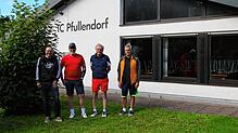 Rainer Hummel (l.), Vorsitzender des TC Pfullendorf, lud am Montag, dem 4. August, die drei Gewinner Oliver Ritter (2.v.l.), Peter ...