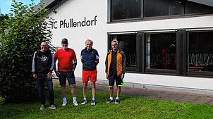 Rainer Hummel (l.), Vorsitzender des TC Pfullendorf, lud am Montag, dem 4. August, die drei Gewinner Oliver Ritter (2.v.l.), Peter ...