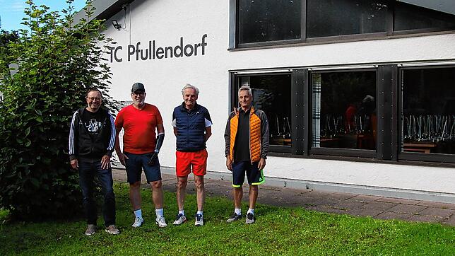 Rainer Hummel (l.), Vorsitzender des TC Pfullendorf, lud am Montag, dem 4. August, die drei Gewinner Oliver Ritter (2.v.l.), Peter ...