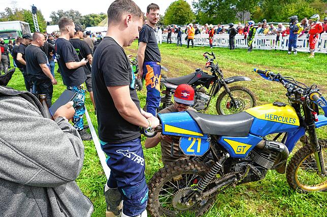 Bild 13: Benzingeruch, Action und dröhende Motoren: Der Mofa-Mania Fünfkampf der Motorsportfreunde Pfohren