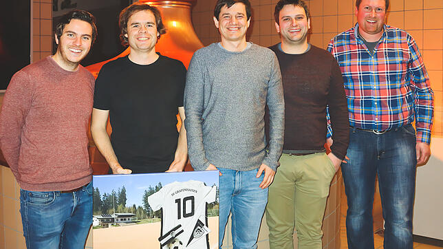 SVG-Vorstand (von rechts): Vorsitzender Daniel Stritt, Festwirt Christoph Gatti, Kassierer Vitas Kling, der scheidende Vicechef Tobias ...