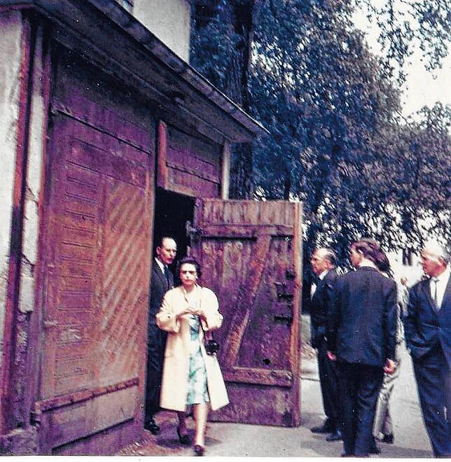 Auf dem Foto aus dem Familienbesitz der Familie Naumann, das noch niemals veröffentlicht wurde, entsteigt Queen Elizabeth mit ...