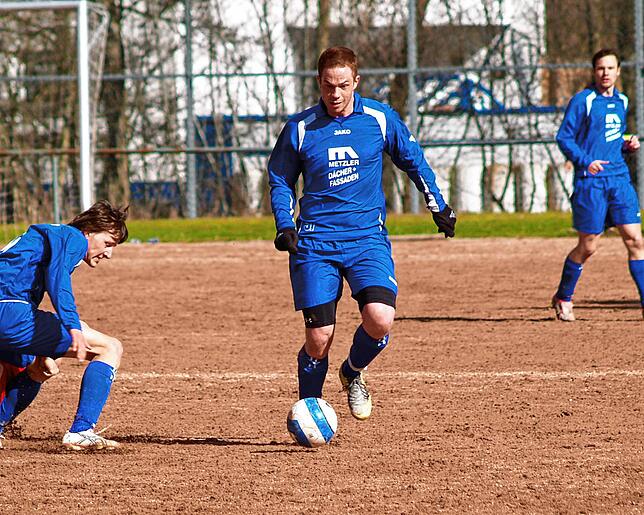 Julian Reinard im Mittelfeld des FC Neustadt.