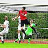 Tor des Tages: Thomas Wehrle (Mitte) vom FC Hochrhein überspringt Manuel Pinke (verdeckt) und lässt Torwart Pascal Lindemann bei diesem ...