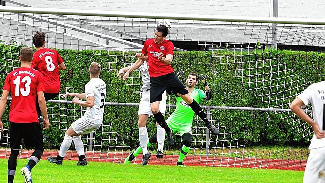 Tor des Tages: Thomas Wehrle (Mitte) vom FC Hochrhein überspringt Manuel Pinke (verdeckt) und lässt Torwart Pascal Lindemann bei diesem ...