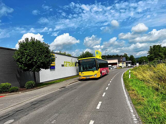 Auch ein Bus verkehrt durch den Ort. Die Linie 203. Sie fährt von Konstanz über Allensbach nach Langenrain.