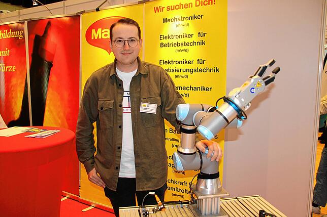 Sebastian Heizmann ist Ausbilder für Automatisierungstechnik bei der Maggi Singen. Er will Interessierte von der Arbeit mit Roboterarmen ...