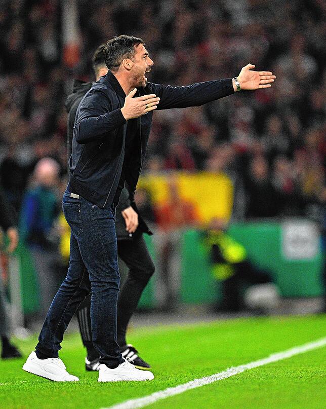Leipzigs Trainer Zsolt Löw gibt im DFB-Halbfinale Anweisungen von der Seitenlinie.