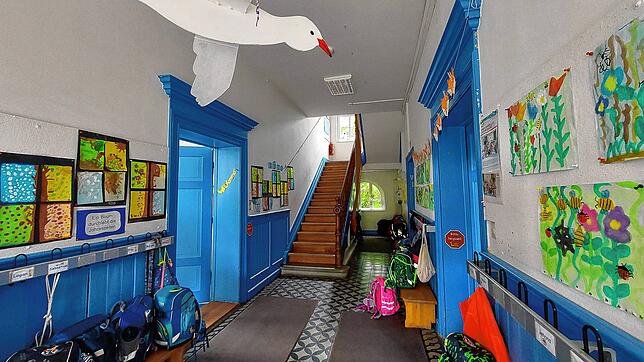 Ein Blick in den Eingangsbereich der Dingelsdorfer Grundschule. „Hier wird vorbildliche Arbeit geleistet, es gibt ein engagiertes ...