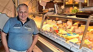 Herbert Schober kennt sich als Käse-Somelier bestens aus. Er verrät, wie aus Milch Käse gemacht wird.