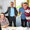 Auf das Ergebnis der Gemeinderatswahl warten gespannt (von links): Wahlleiterin Jennifer Hopf, Jörg Frey, Wolfgang Schyle und Herbert ...