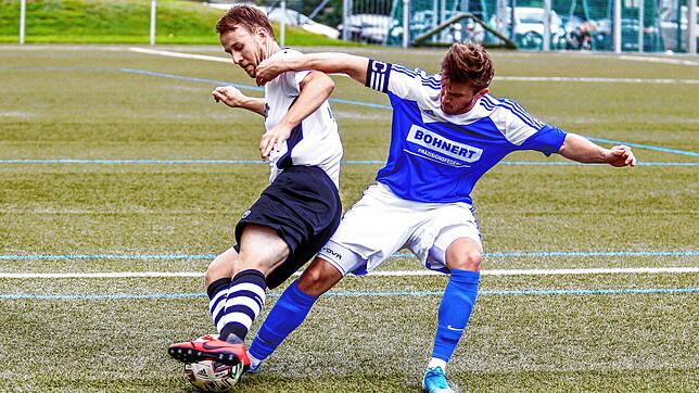 Im Duell zwischen dem SV Grafenhausen (Martin Kech, rechts) und dem FV Tennenbronn (Manuel Hilser) blieb nur dieses Duell unentschieden. ...