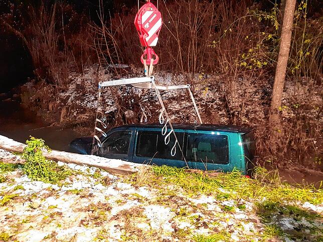 Bild 5: Bilder von der Bergung eines Autos aus der Stockacher Aach