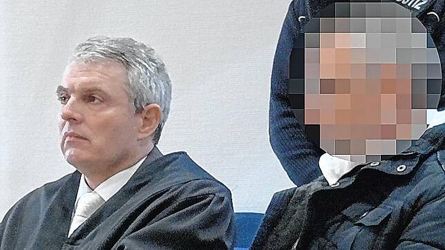 Verteidiger Urs Gronenberg und der Angeklagte Sven T. im November 2023 in Waldshut. Das Gericht verurteilte Sven T. wegen Mordes an ...