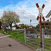 Werden hier in fünf bis zehn Jahren wieder Züge fahren? Der Bahnübergang an der Hegaustraße in Rielasingen mit Blick Richtung Bahnhof ...