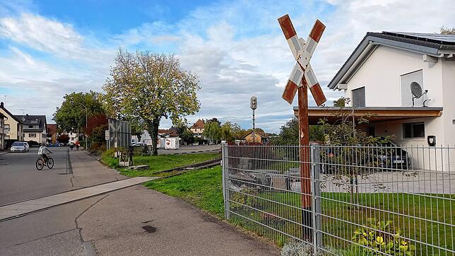 Werden hier in fünf bis zehn Jahren wieder Züge fahren? Der Bahnübergang an der Hegaustraße in Rielasingen mit Blick Richtung Bahnhof ...