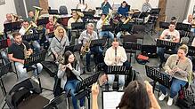 Beim Probenwochenende mischen sich erstmals die Jungmusikerinnen und Jungmusiker in das Hauptorchester. Premiere feiert das gemischte ...