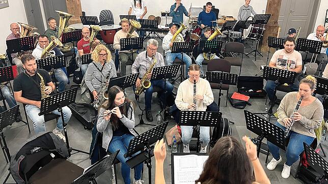 Beim Probenwochenende mischen sich erstmals die Jungmusikerinnen und Jungmusiker in das Hauptorchester. Premiere feiert das gemischte ...