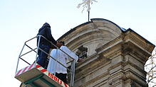 Mit Weihwasser, Weihrauch und Chrisam weiht Pfarrer Fabian Schneider die Glocke am Kirchli. Bild: Martha Weishaar