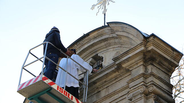 Mit Weihwasser, Weihrauch und Chrisam weiht Pfarrer Fabian Schneider die Glocke am Kirchli. Bild: Martha Weishaar