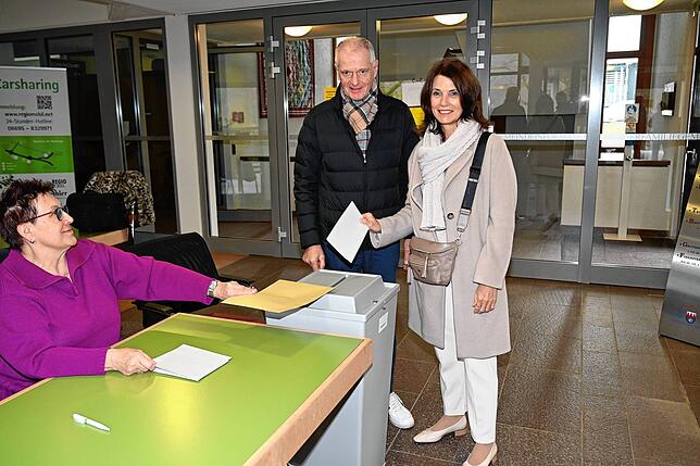 SPD-Bundestagsabgeordnete und Parlamentarische Staatssekretärin Rita Schwarzelühr-Sutter bei der Stimmabgabe im Wahllokal Rathaus in ...