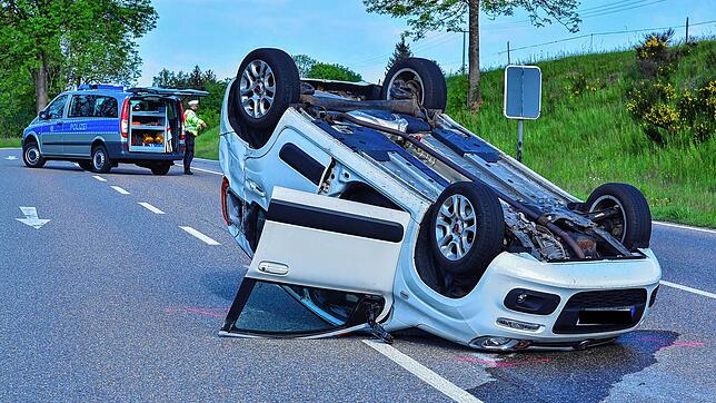 Bild : Autofahrerin verletzt sich bei Überschlag an Storzenberg-Kreuzung