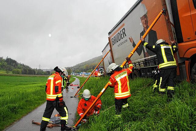 Um den Lastwagen gegen ein drohendes Umkippen zu sichern, alarmierte Einsatzleiter Michael Vetter von der Blumberger Feuerwehr die ...