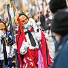 Fasnacht 2021: Rottweiler Narren mit OP-Masken wischen sich beim traditionellen Narrensprung die Tränen aus den Augen.