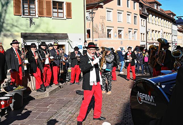 Am Fasnachtssonntag war die Grufti-Band Tiengen in lockerer Formation zur allgemeinen Unterhaltung der Passanten im Städtchen in Tiengen ...