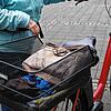 Handtaschen, die offen und hinter dem Radler im Fahrradkorb liegen, sind ein gefundenes Fressen für Diebe. Aber Vorsicht beim Festbinden ...