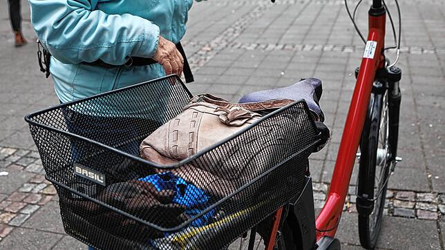 Handtaschen, die offen und hinter dem Radler im Fahrradkorb liegen, sind ein gefundenes Fressen für Diebe. Aber Vorsicht beim Festbinden ...