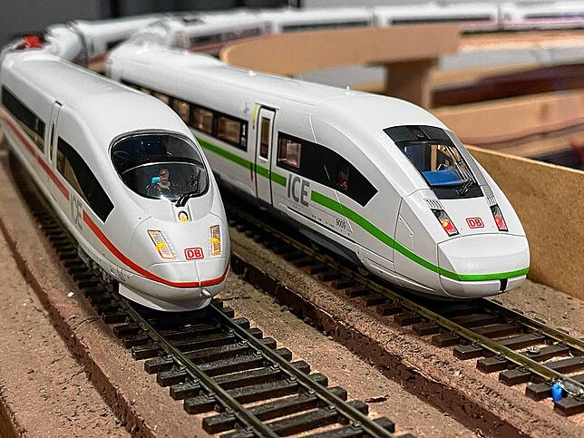 Die schnellen Züge ICE-3 (links) und der neue ICE-4 (rechts) begeistern vor allem die Kinder.