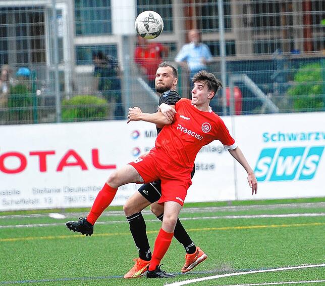 Timo Werne (schwarzes Trikot) im Kampf um den Ball mit FC-Spieler Daniele de Rosa.