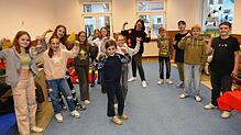 Susanne Fesenmeier, die Dirigentin der Jugendkapelle (5. von rechts) und ihre wilde Bande haben beim Showkonzert einiges zu bieten. ...